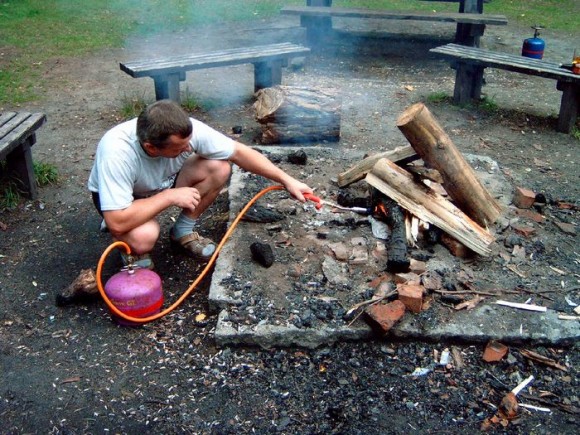 После установки палаток, вытащить байдарки и зажечь огонь, вы можете, наконец, испечь колбасы и вспомнить о первом разделе Drawa