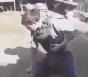 На видео видно, как один из боевиков в бронежилете обращает на себя пистолет и с криком «это ** ть Донбасс» выстреливает себе в живот, после чего скручивается от боли